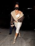 Rihanna mezcla vestido lencero con borrego en Los Ángeles