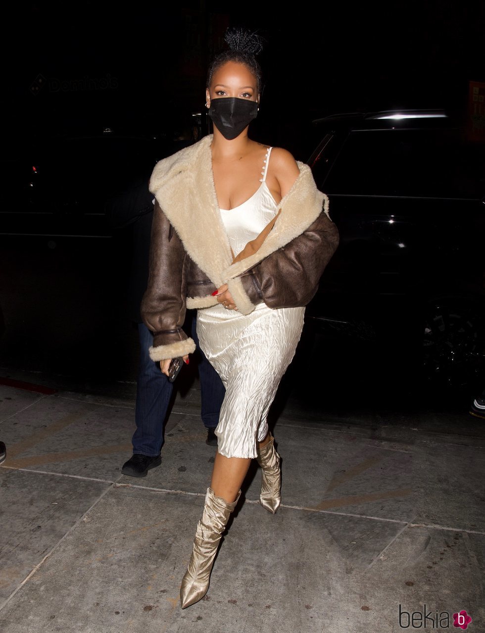 Rihanna mezcla vestido lencero con borrego en Los Ángeles