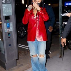 Rihanna con un look casual saliendo a cenar por Nueva York