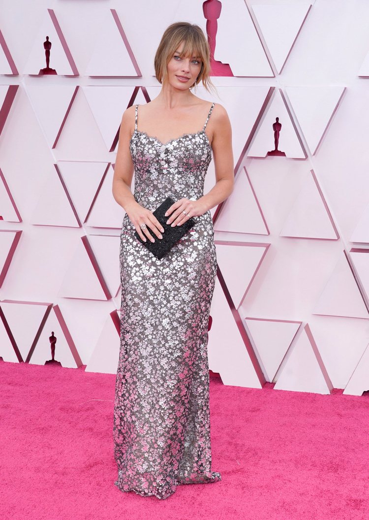 Margot Robbie de Chanel en la alfombra roja de los Premios Oscar 2021