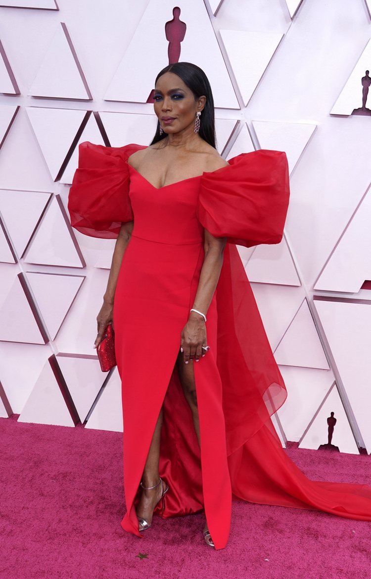 Angela Bassett de Alberta Ferretti en la alfombra roja de los Premios Oscar 2021