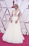 Maria Bakalova de Louis Vuitton en la alfombra roja de los Premios Oscar 2021
