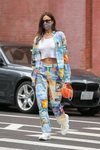 Irina Shayk con un look multicolor de Moschino por la calles de Nueva York