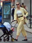 Karlie Kloss con un conjunto amarillo pastel paseando a su hijo por Nueva York