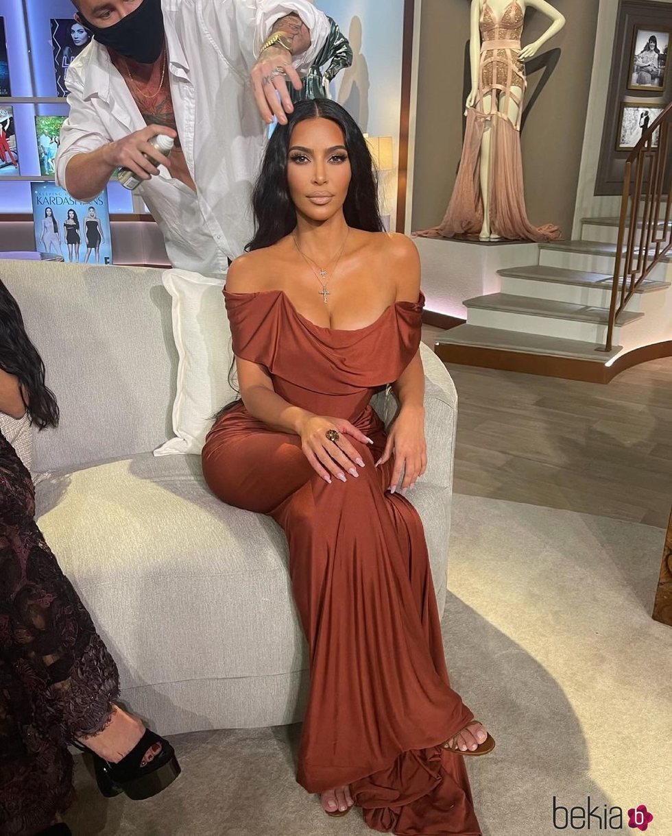 Kim Kardashian con un vestido marrón en los capítulos especiales del final de 'KUWTK'