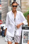 Irina Shayk con un look boyfriend de Burberry en Nueva York
