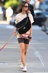 Emily Ratajkowski con un look deportivo y una riñonera gigante por Nueva York