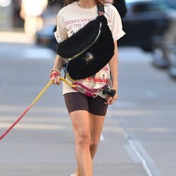 Emily Ratajkowski con un look deportivo y una riñonera gigante por Nueva York