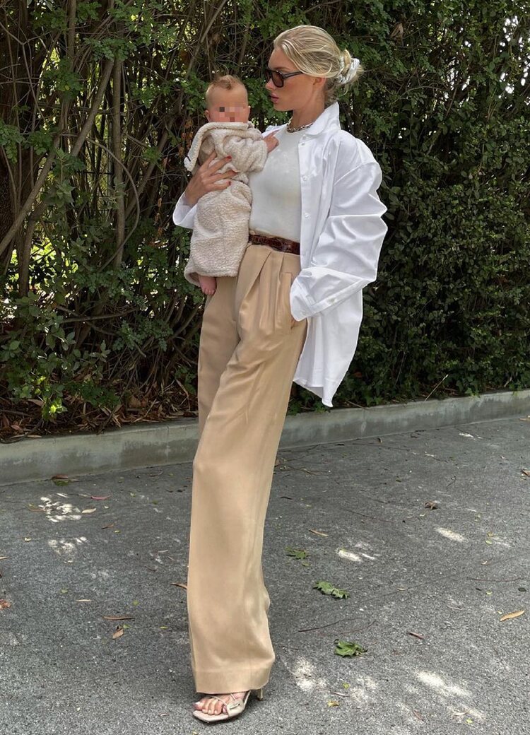 Elsa Hosk con un look working girl básico