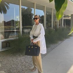 Rosie Huntington-Whiteley con un look working girl básico