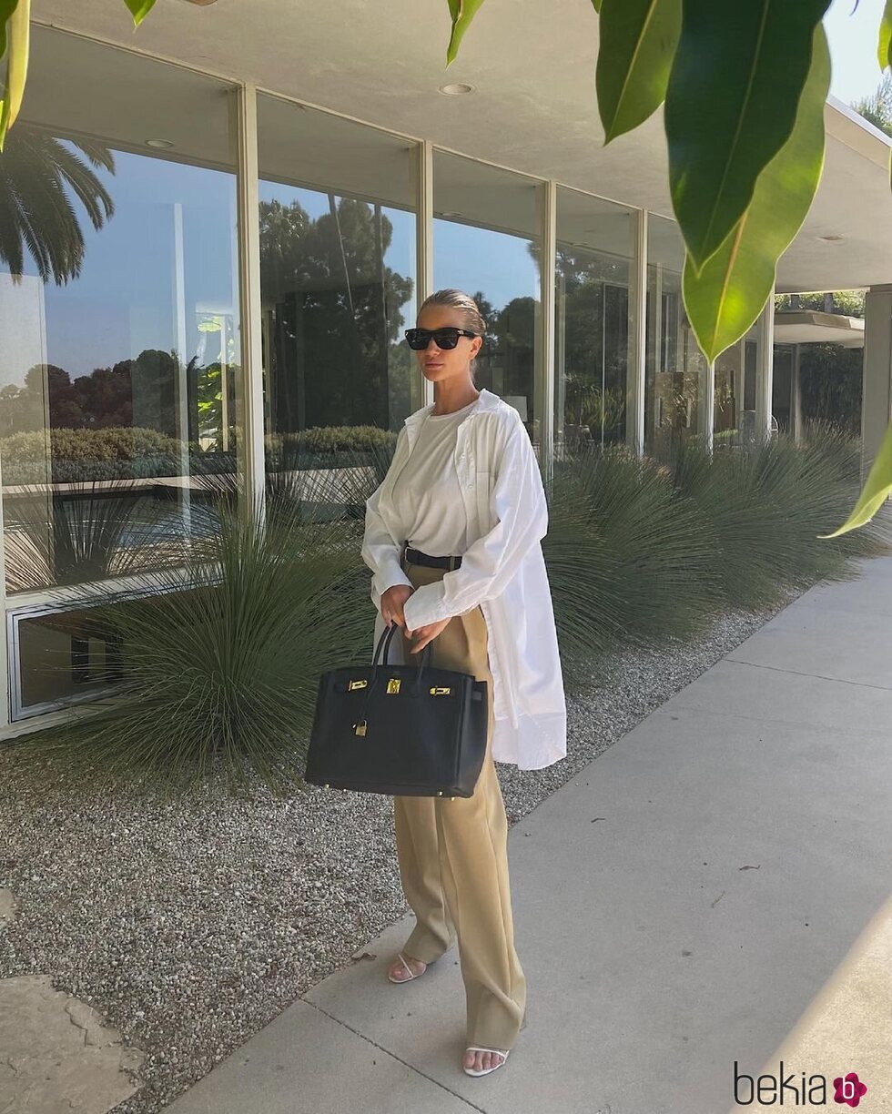 Rosie Huntington-Whiteley con un look working girl básico