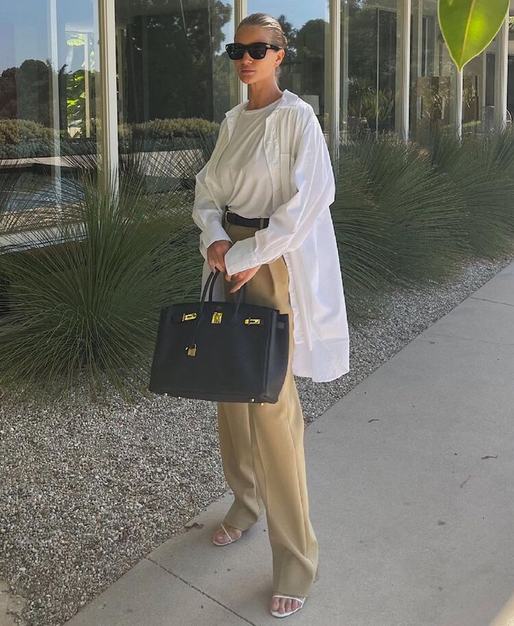 Rosie Huntington-Whiteley con un look working girl básico