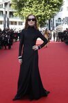 Isabelle Huppert vestida de Balenciaga en la segunda jornada del Festival de Cannes 2021