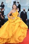 Bianca Balti de Dolce & Gabbana en la premiere de 'Madres paralelas' en el Festival de Venecia 2021