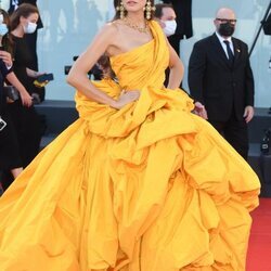 Bianca Balti de Dolce & Gabbana en la premiere de 'Madres paralelas' en el Festival de Venecia 2021