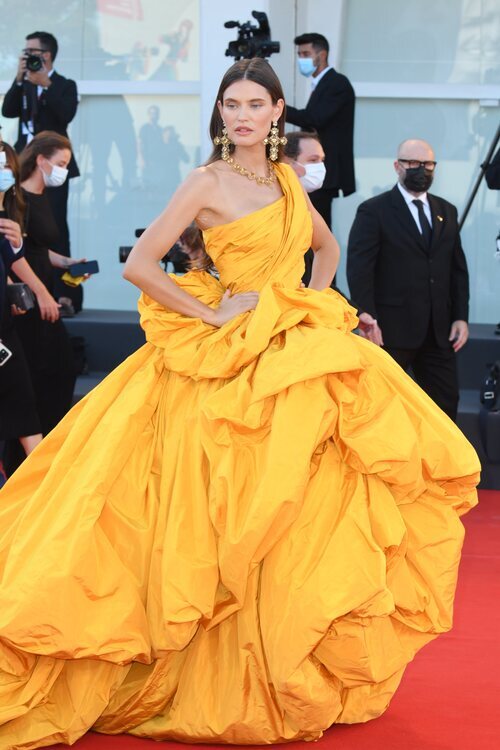 Bianca Balti de Dolce & Gabbana en la premiere de 'Madres paralelas' en el Festival de Venecia 2021