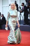 Helen Mirren de Dolce & Gabbana en la premiere de 'Madres paralelas' en el Festival de Venecia 2021