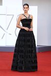 Sara Sampaio de Armani Privé en la premiere de 'Madres paralelas' en el Festival de Venecia 2021