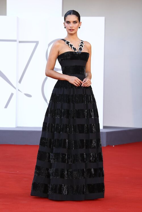 Sara Sampaio de Armani Privé en la premiere de 'Madres paralelas' en el Festival de Venecia 2021