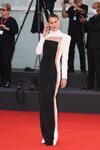 Milena Smit de Balmain en la premiere de 'Madres paralelas' en el Festival de Venecia 2021