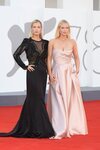 Lady Amelia y Lady Eliza Spencer de Alberta Ferrettien la premiere de 'Madres paralelas' en el Festival de Venecia 2021