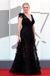 Kirsten Dunst de Armani Privé en la premiere de 'El poder del perro' en el Festival de Venecia 2021