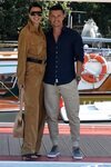 Adriana Lima con un mono de antelina en su llegada a la Festival de Venecia 2021