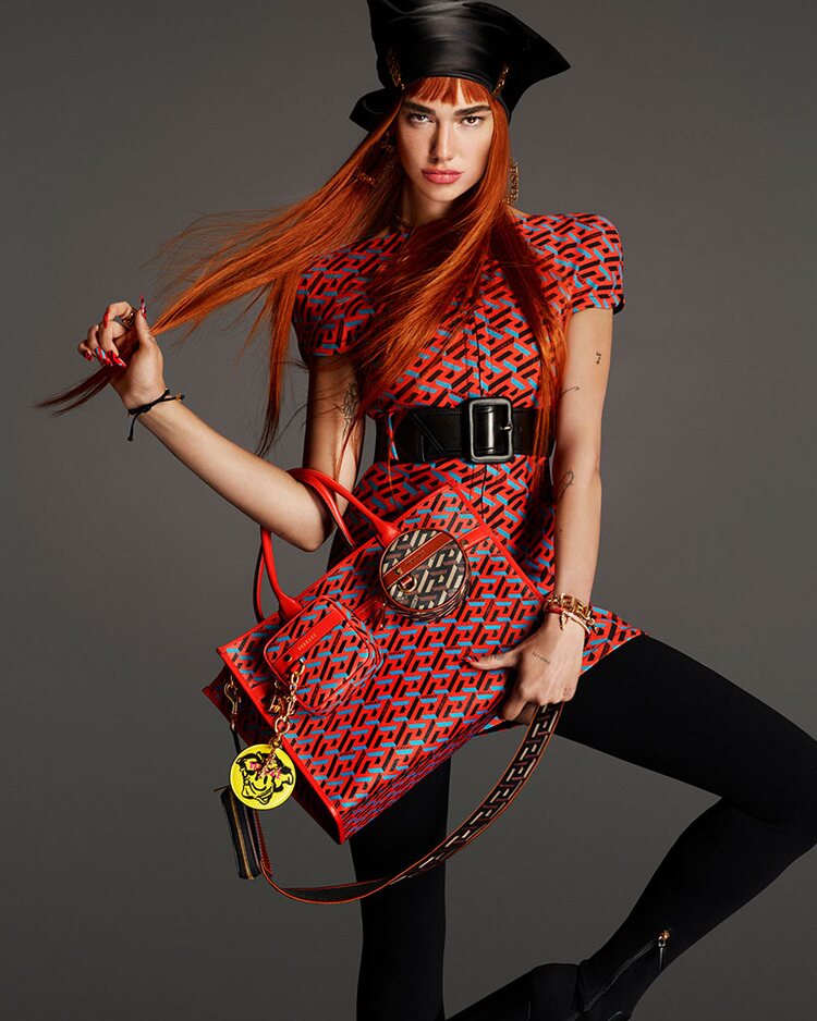 Dua Lipa con el bolso Tote La Greca Signatura de la campaña otoño/invierno 2021 de Versace