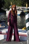 Jessica Chastain con un total look burdeos a su llegada al Festival de Venecia 2021