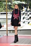 Ester Expósito de Versace a su llegada al Festival de Venecia 2021