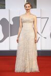 Sarah Gadon de Giorgio Armani en la premiere de 'Competencia oficial' en el Festival de Venecia 2021