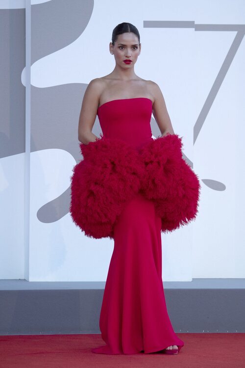 Adria Arjona de Giorgio Armani en la premiere de 'Competencia oficial' en el Festival de Venecia 2021