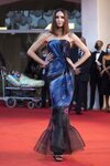 Eugenia Silva de Giorgio Armani en la premiere de 'Competencia oficial' en el Festival de Venecia 2021