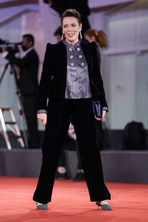 Olivia Colman de Giorgio Armani en la premiere de 'The Lost Daughter' en el Festival de Venecia 2021