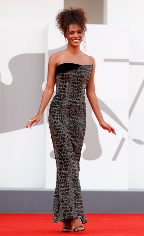 Tina Kunakey de Giorgio Armani en la premiere de 'Dune' en el Festival de Venecia 2021