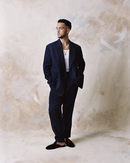 Traje azul marino de la colección C. Tangana para Bershka