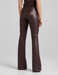 Pantalón fluido efecto piel marrón de la colección C. Tangana para Bershka