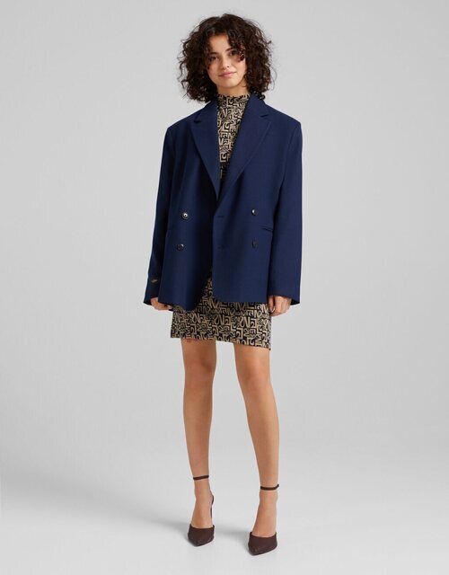 Americana azul marino de la colección C. Tangana para Bershka