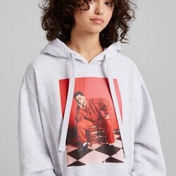 Sudadera gris con prit de fotografía de la colección C. Tangana para Bershka