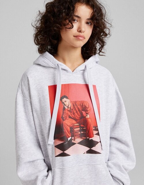 Sudadera gris con prit de fotografía de la colección C. Tangana para Bershka