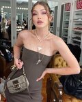 Gigi Hadid con un total look marrón para el evento de Kin Euphorics en la Semana de la Moda de Nueva York primera/verano 2022
