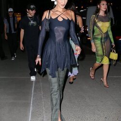 Bella Hadid asistiendo a un evento durante la Semana de la Moda de Nueva York primera/verano 2022