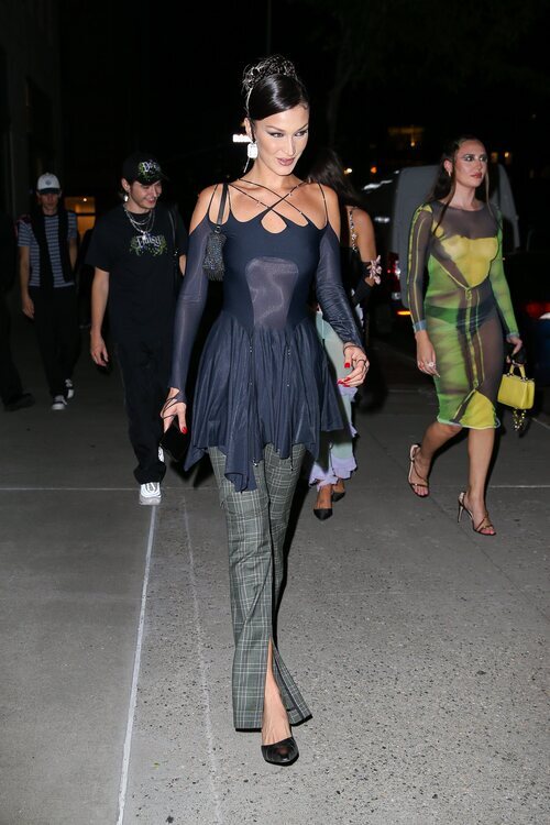 Bella Hadid asistiendo a un evento durante la Semana de la Moda de Nueva York primera/verano 2022