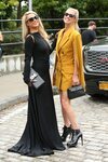 Paris y Nicky Hilton asistiendo a un desfile durante la Semana de la Moda de Nueva York primera/verano 2022