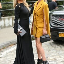 Paris y Nicky Hilton asistiendo a un desfile durante la Semana de la Moda de Nueva York primera/verano 2022