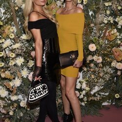 Paris y Nicky Hilton en un evento de Revolve durante la Semana de la Moda de Nueva York primera/verano 2022