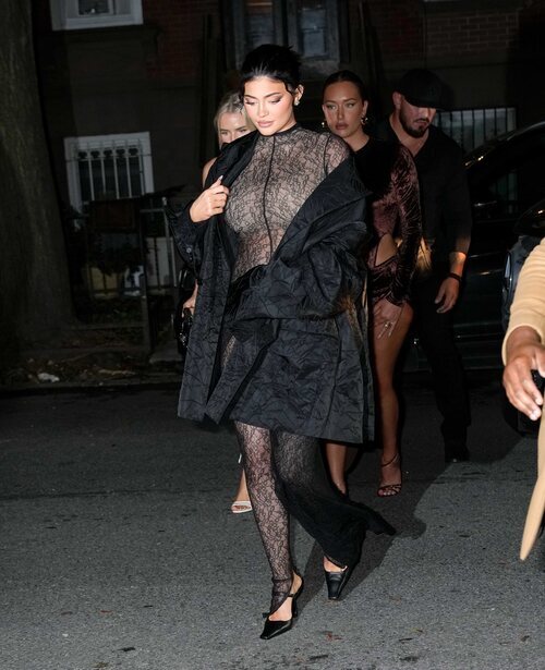 Kylie Jenner con un mono de LaQuan Smith en Nueva York durante la semana de la moda primavera/verano 2022