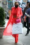 Rita Ora con un look fluor en la Semana de la Moda de Nueva York primera/verano 2022