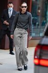 Gigi Hadid con un total look gris en la Semana de la Moda de Nueva York primera/verano 2022