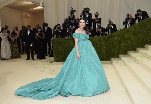 Bee Shaffer de Valentino en la MET Gala 2021